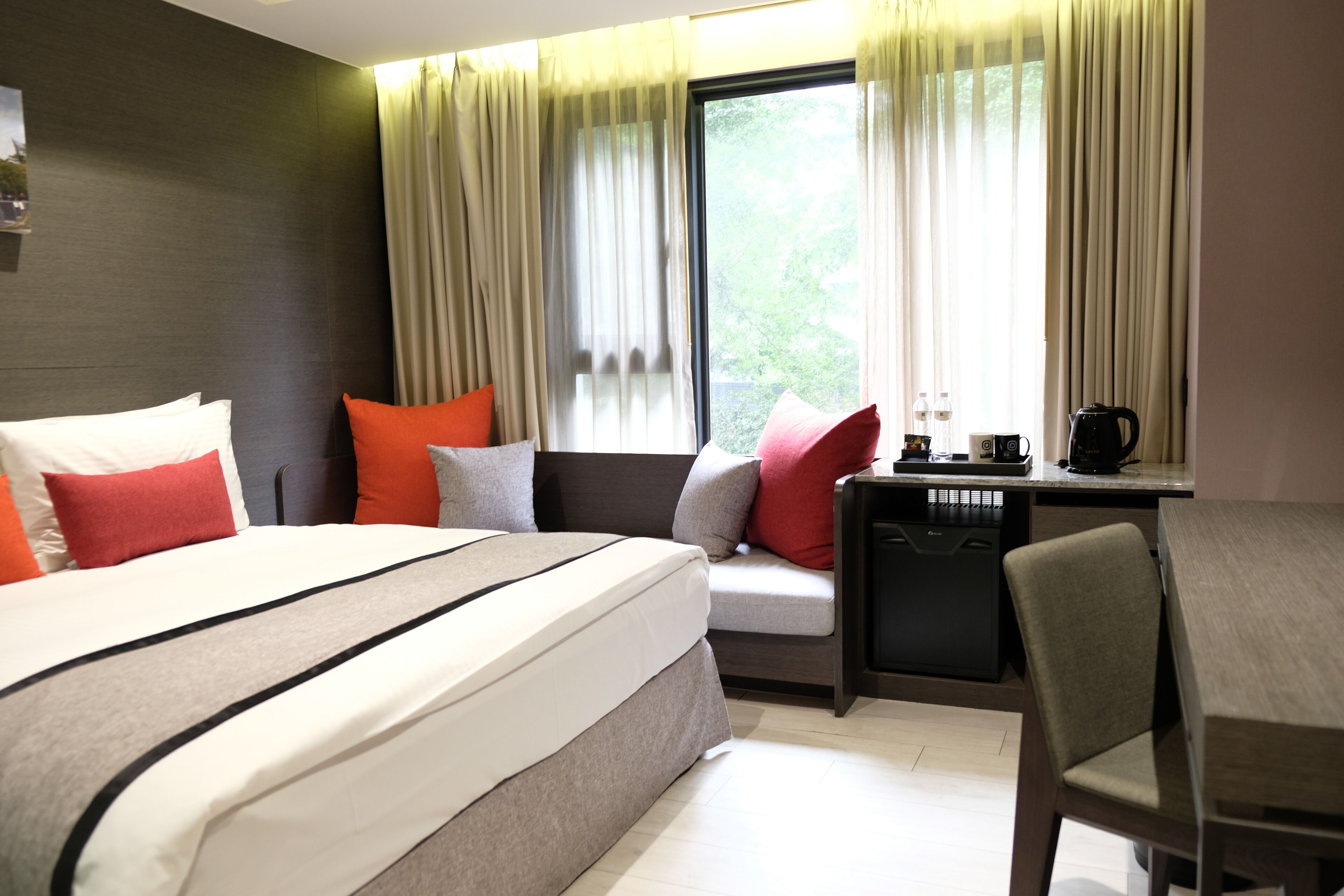 Tallelokero huoneessa, työpöytä, ilmainen Wi-Fi, vuodevaatteet