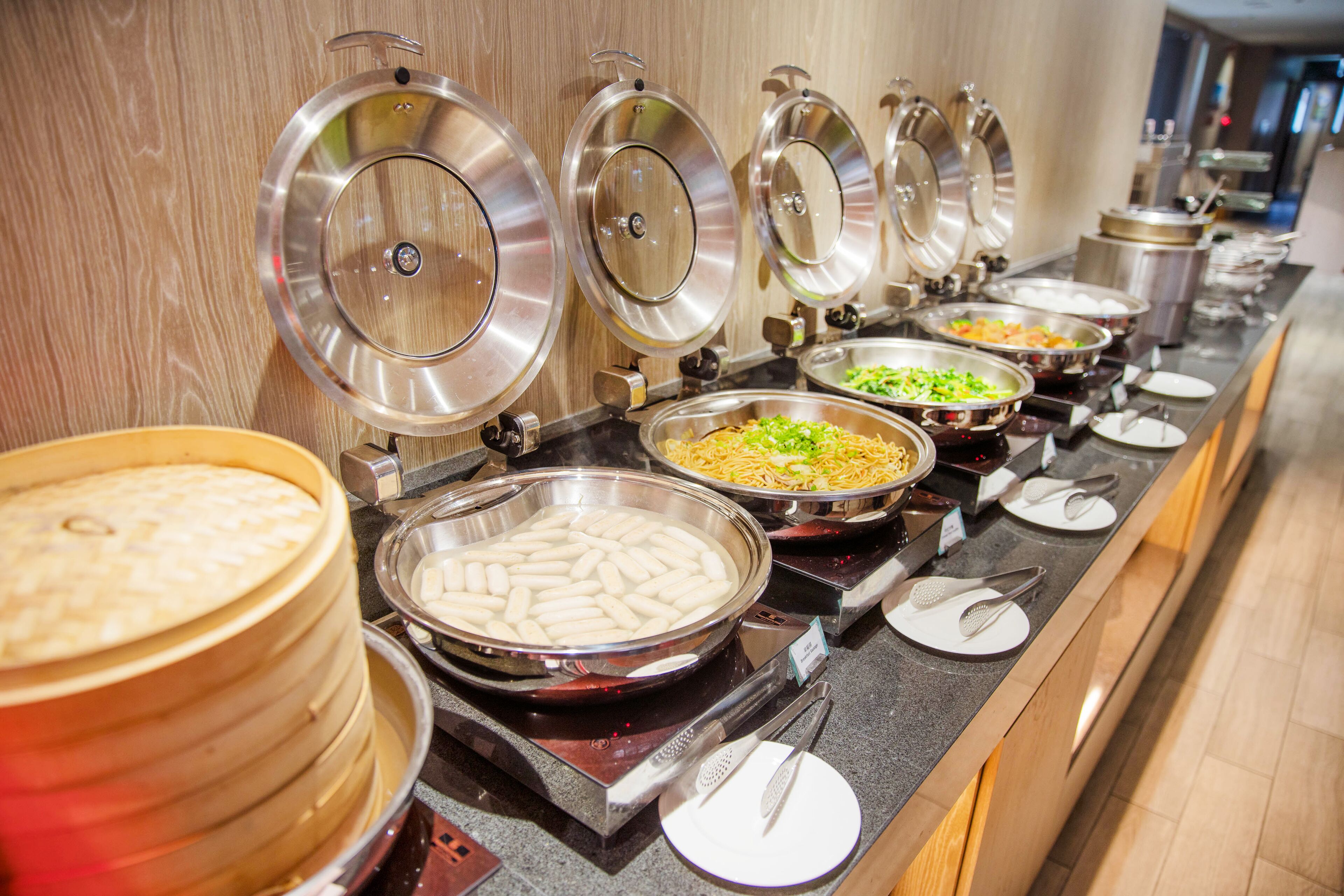 daily buffet breakfast (twd 330 per person)