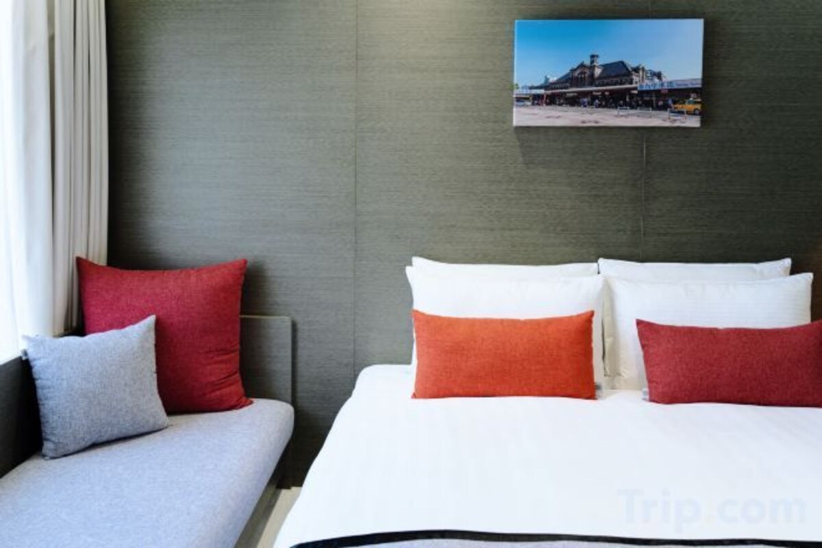 Down comforters, in-room safe, desk, WiFi (free)