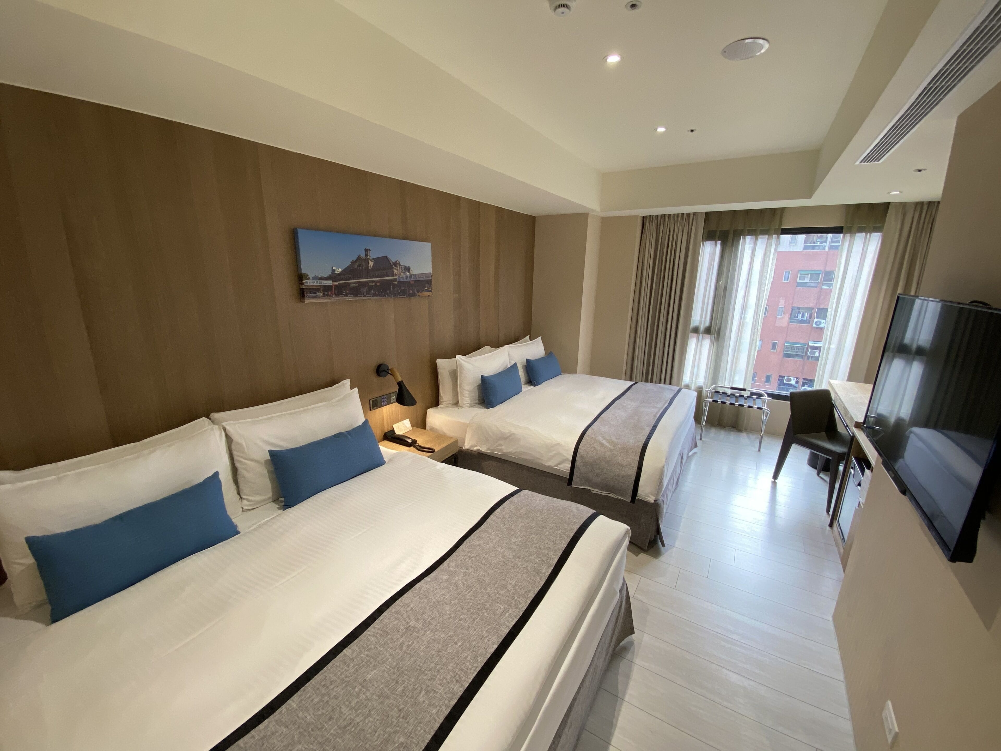 客房內保險箱、書桌、免費無線上網、床單