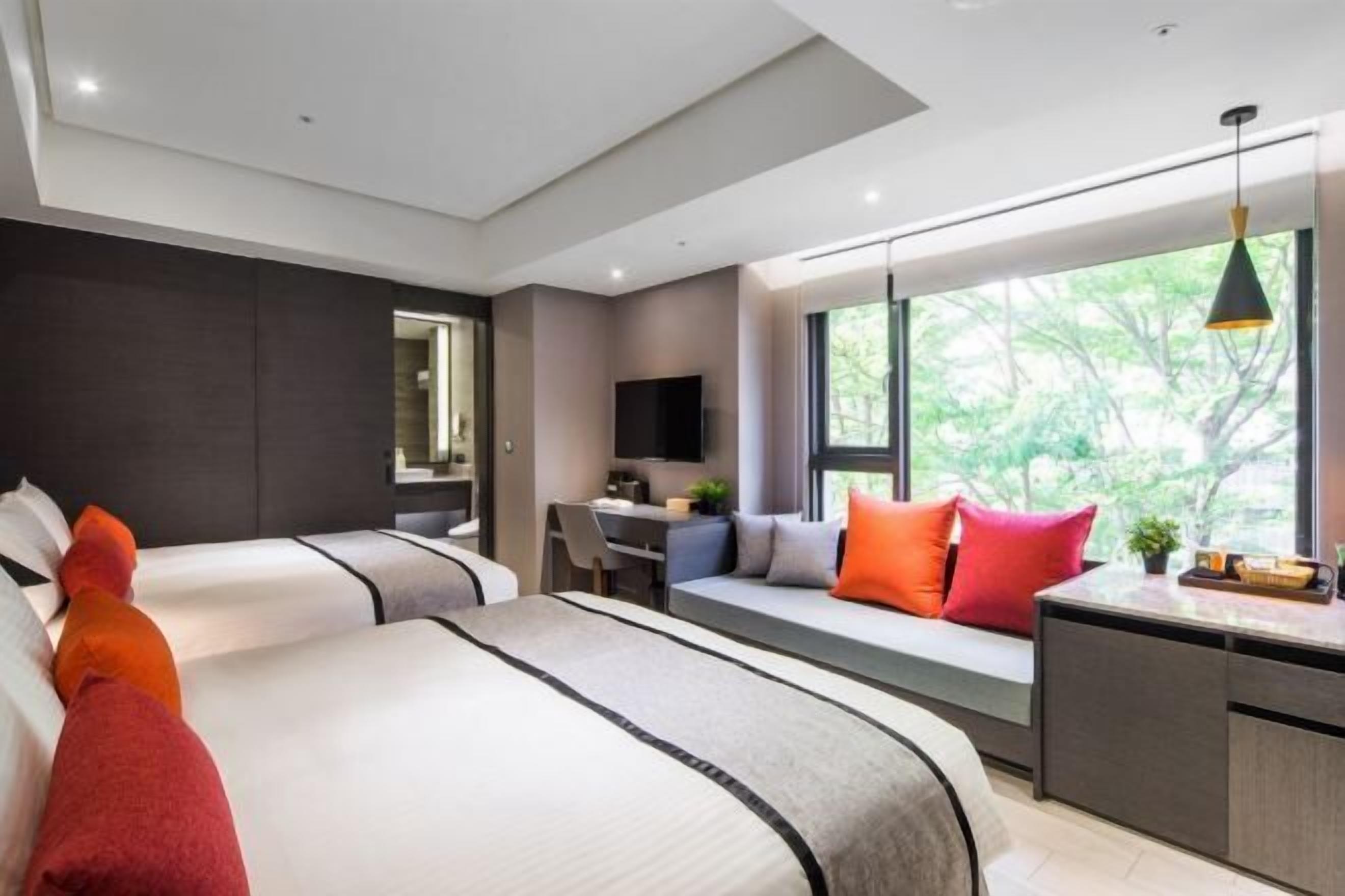 Safe på rommet, skrivebord, wi-fi (inkludert) og sengetøy