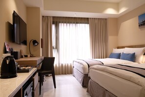 Neljän hengen perhehuone | Tallelokero huoneessa, työpöytä, ilmainen Wi-Fi, vuodevaatteet