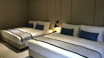 Kamar Quadruple Deluks | Brankas, meja kerja, Wi-Fi gratis, dan seprai linen