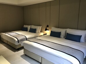 Deluxe-Vierbettzimmer | Zimmersafe, Schreibtisch, kostenloses WLAN, Bettwäsche