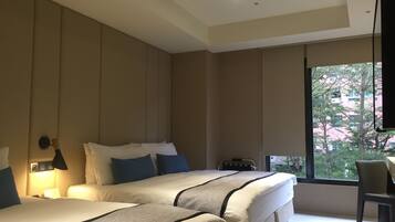 Quarto quádruplo luxo | Cofres nos quartos, escrivaninha, Wi-Fi de cortesia, roupa de cama