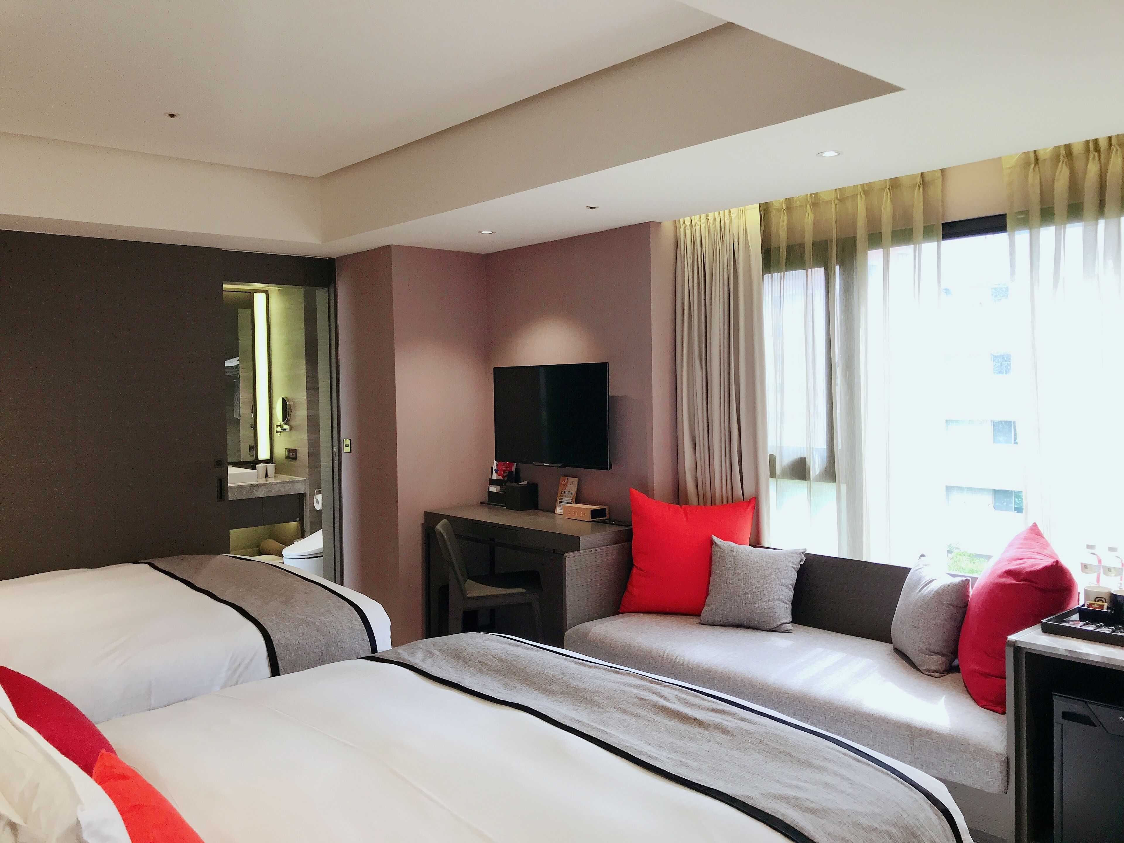 Tallelokero huoneessa, työpöytä, ilmainen Wi-Fi, vuodevaatteet