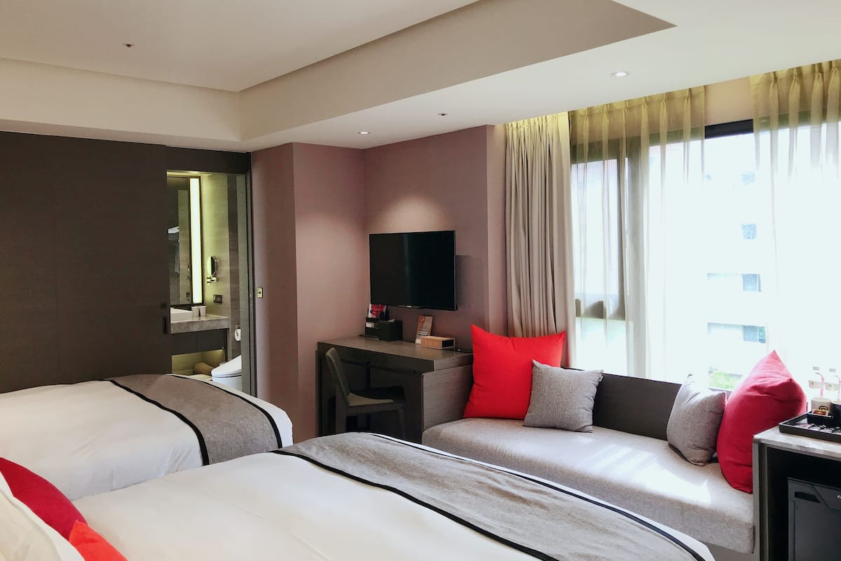 Tallelokero huoneessa, työpöytä, ilmainen Wi-Fi, vuodevaatteet