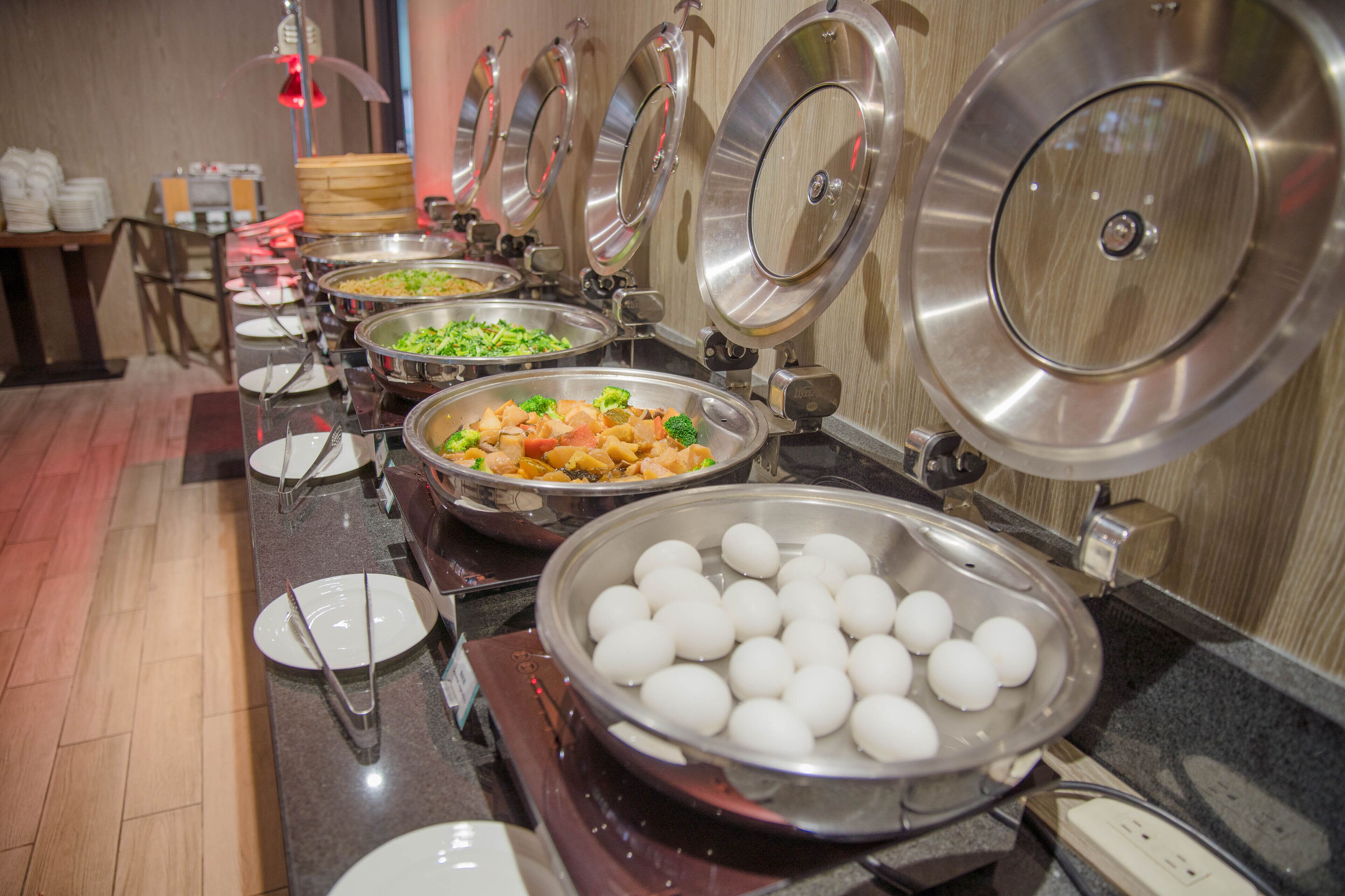 daily buffet breakfast (twd 330 per person)