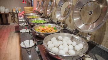 Sarapan prasmanan setiap hari (TWD 330 per orang)