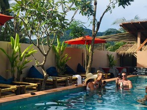 Piscine extérieure, parasols de plage, chaises longues