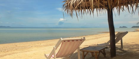 En la playa, camastros, sombrillas y masajes en la playa