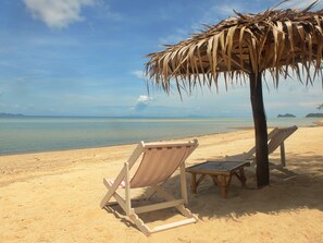 On the beach, sun loungers, beach umbrellas, beach massages - Seaesta Beach (Ko Pha-ngan)
