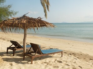 Plage, chaises longues, parasols, massages sur la plage