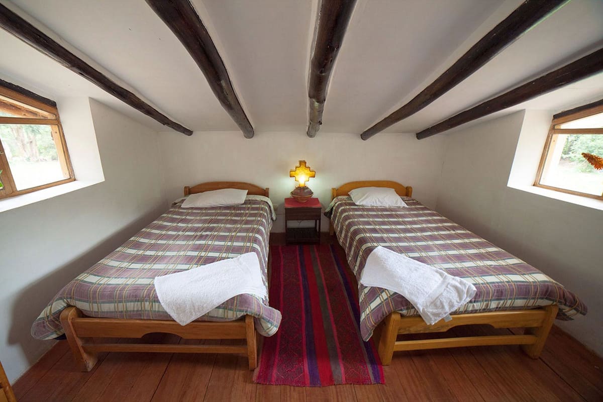 Twin Room | In-room safe, WiFi (free), bed sheets