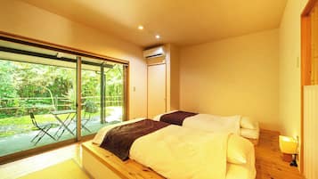 Ropa de cama de alta calidad y caja de seguridad en la habitación