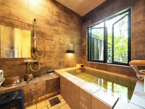 Habitación tradicional, baño privado (JPN Style, SAEZURI,UTA,IndoorSpaTub,B) | Baño | Tina y regadera independientes y tina con aguas termales