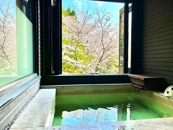 Traditionele kamer, privébadkamer (JPNStyle, SORA,KAZE,IndoorSpaTub,D) | Luxe beddengoed, een kluis op de kamer, individueel gedecoreerd