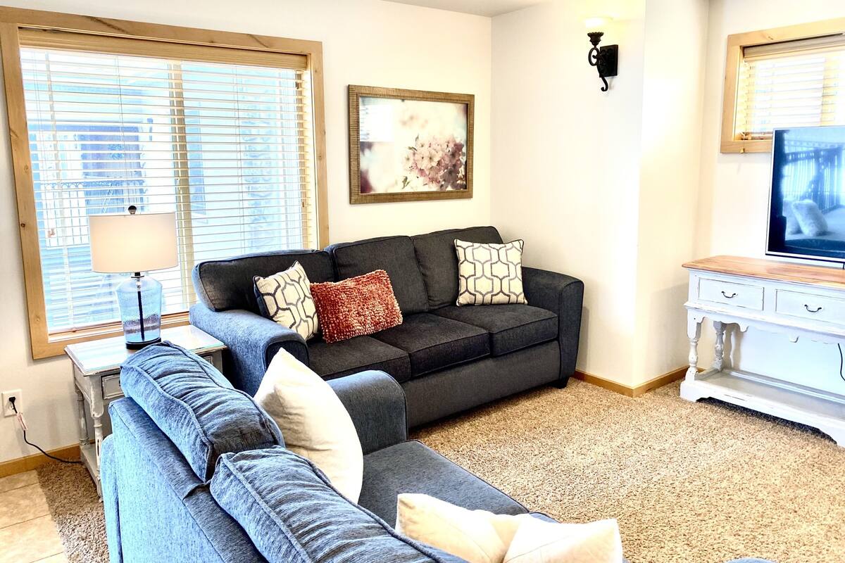 Design Suite, Accessible, Private Bathroom (5-Downstairs/Pets allowed) | Lounge