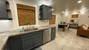 Superior Apartment, Accessible, Private Bathroom (Modern Superior Suite ) | Shared kitchen