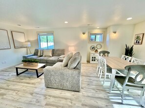 جناح سوبيريور - تجهيزات لذوي الاحتياجات الخاصة - بحمام داخل الغرفة ( 4 Private Two Bedroom) | تناول الطعام