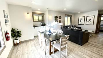 Presidential Apartment, Private Bathroom (3 / No Pets)