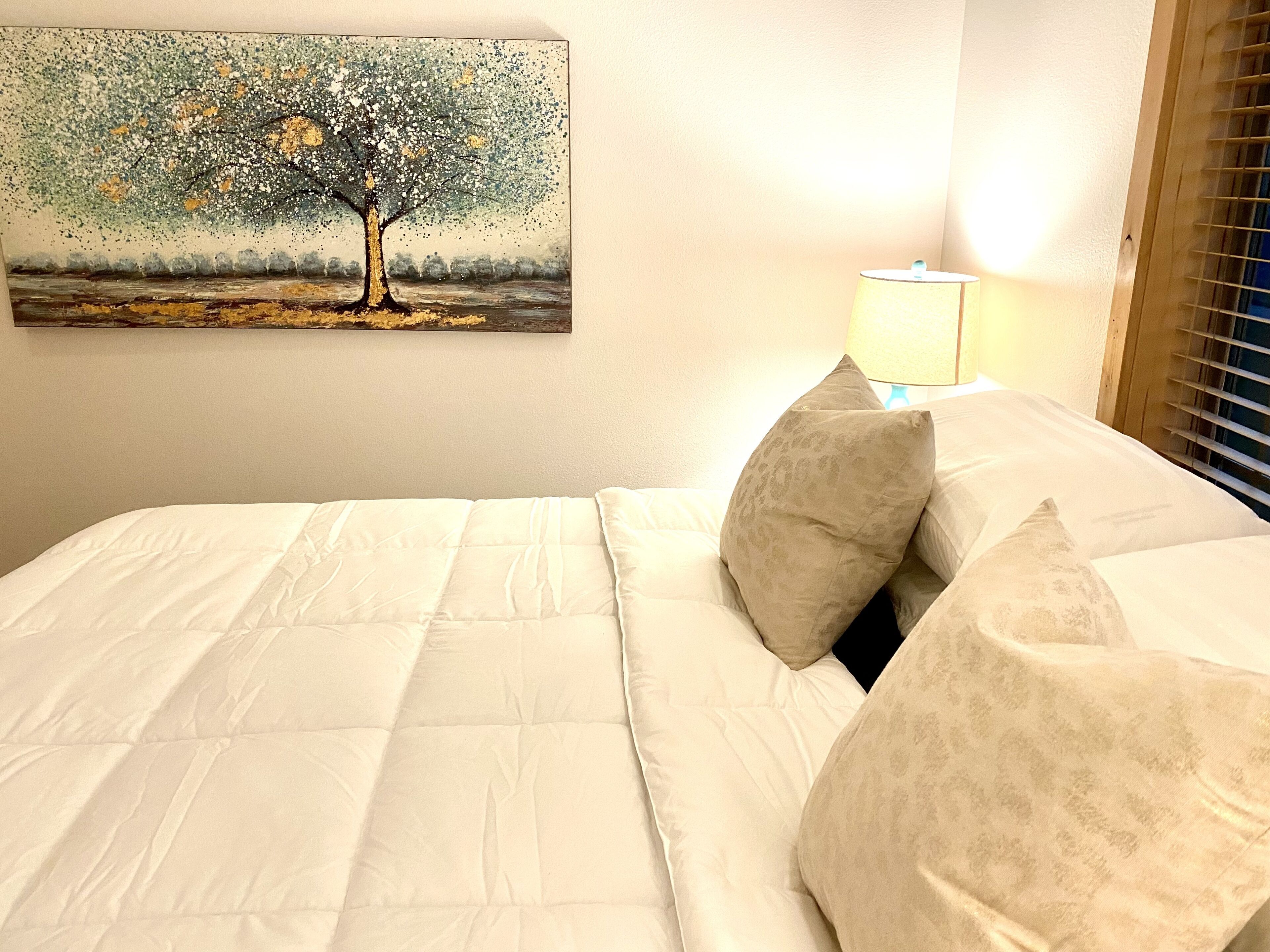 Design Suite, Accessible, Private Bathroom (5-Downstairs/Pets allowed)