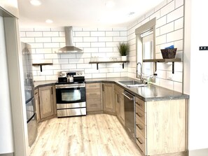 Shared kitchen - The Raspberry Garden Luxury Hotel & Suites (Rexburg)