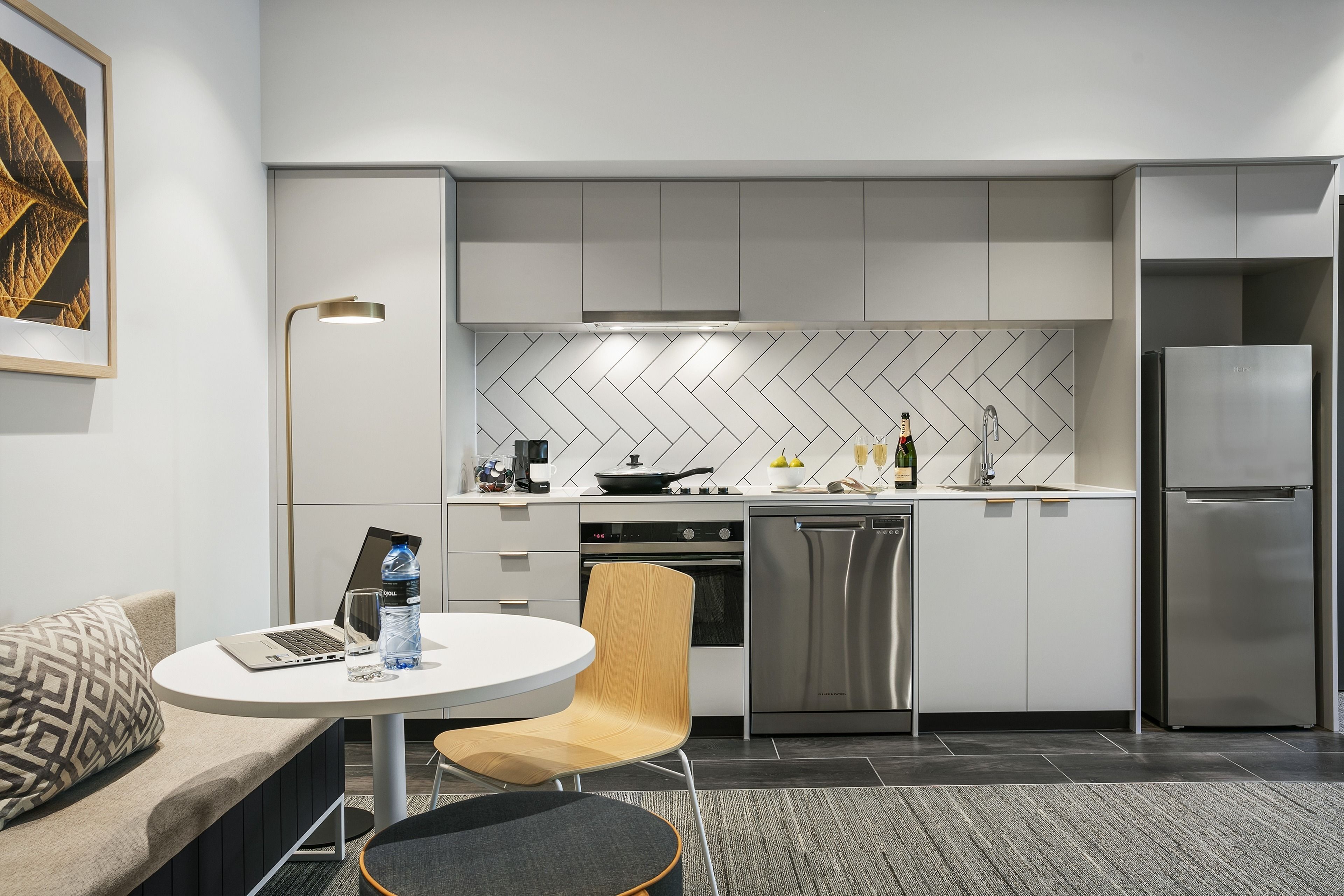 Refrigerador, microondas, placa de cocina, cafetera/tetera