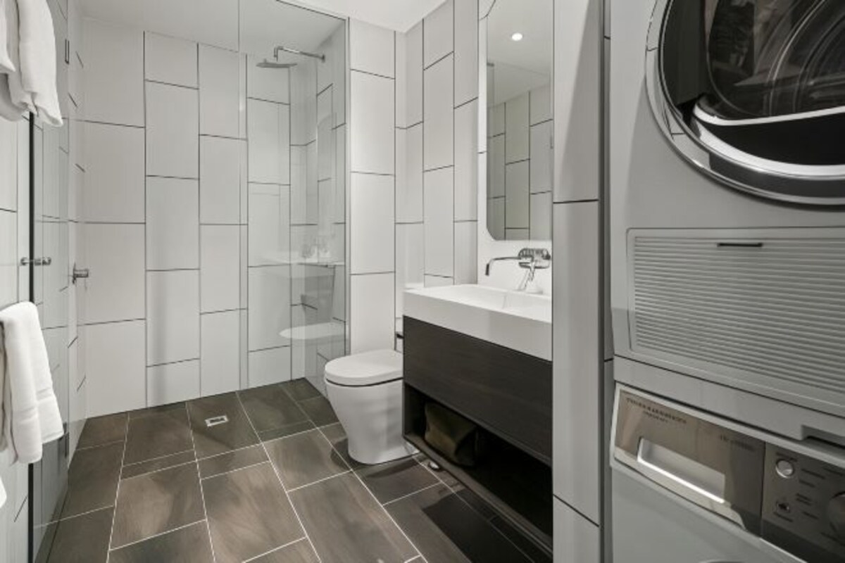 Kamar mandi | Shower, perlengkapan mandi gratis, pengering rambut, dan handuk