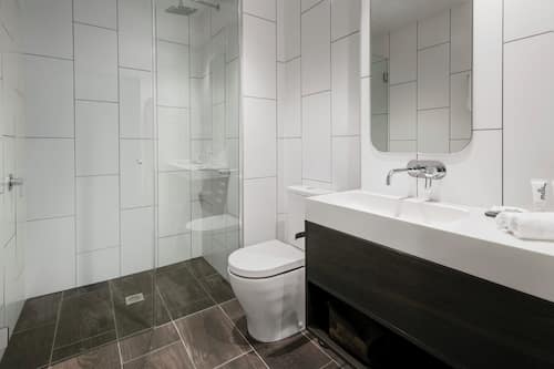 Studio Apartment | Bathroom | Shower, free toiletries, hair dryer, towels