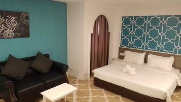 Business King Suite | In-room safe, desk, iron/ironing board, free WiFi