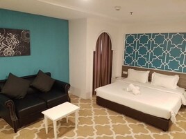 Business King Suite | In-room safe, desk, iron/ironing board, free WiFi