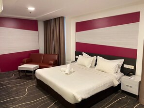 Business King Suite | In-room safe, desk, iron/ironing board, free WiFi - De Palma Hotel Shah Alam (Shah Alam)