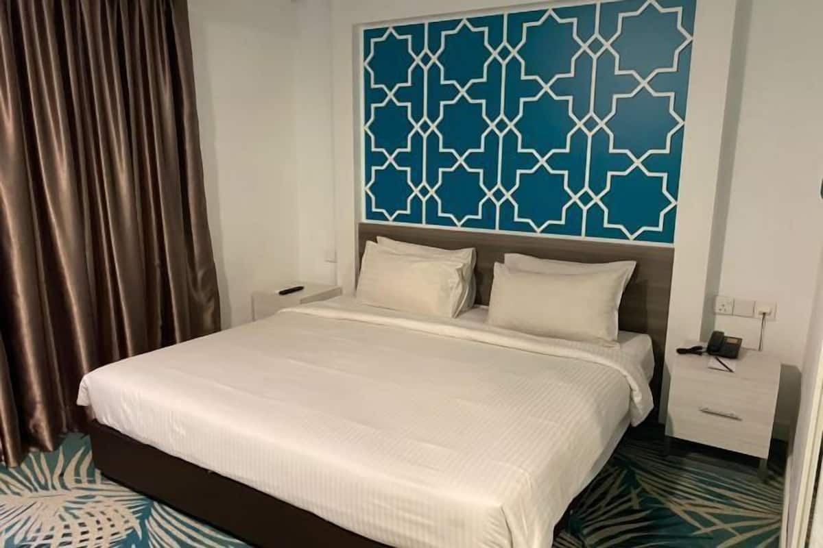 Caja de seguridad en la habitación y escritorio