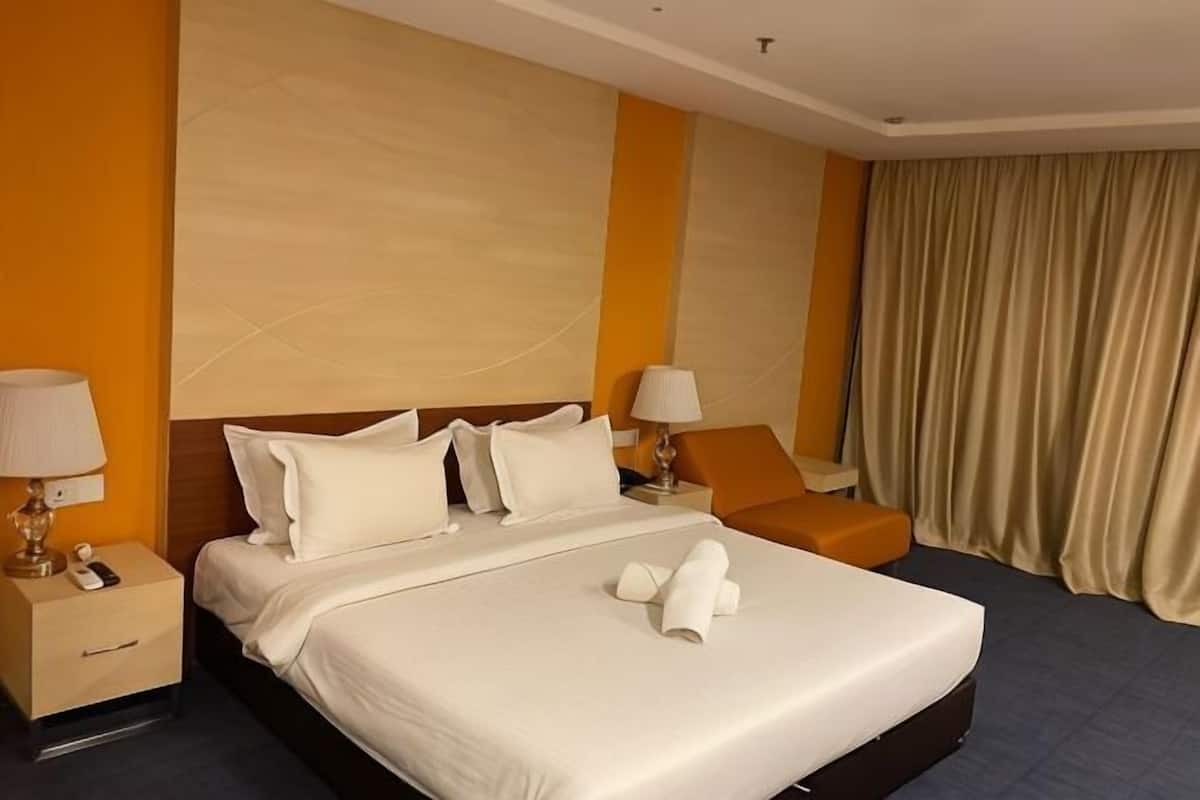 In-room safe, desk, iron/ironing board, free WiFi