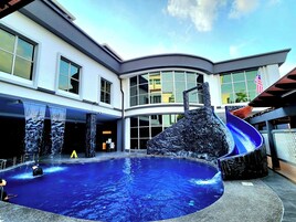 Una piscina techada, una piscina al aire libre