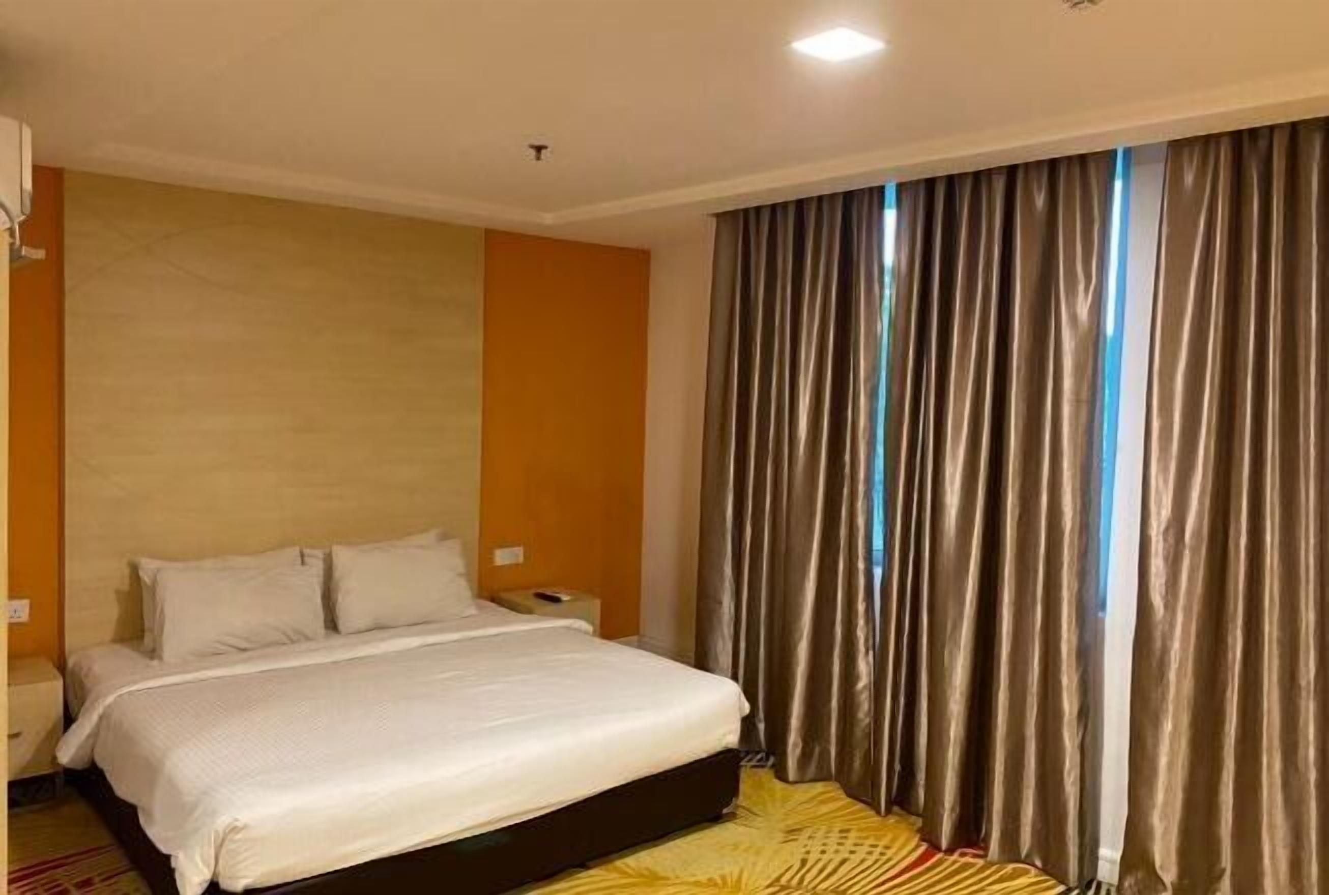 Brankas, meja kerja, setrika/meja setrika, dan Wi-Fi gratis