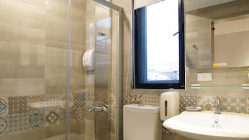 Quarto casal clássico, 1 cama King, para não fumantes | Banheiro | Chuveiro, ducha de hidromassagem, produtos de toalete grátis