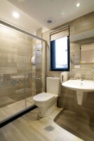 Classic Tek Büyük Yataklı Oda, 1 En Büyük (King) Boy Yatak, Sigara İçilmez | Banyo | Duş, hidro masaj duş başlığı, ücretsiz banyo/kozmetik ürünleri