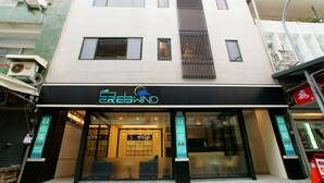 Un bâtiment avec une enseigne indiquant « EEREWIND » et une entrée en verre.