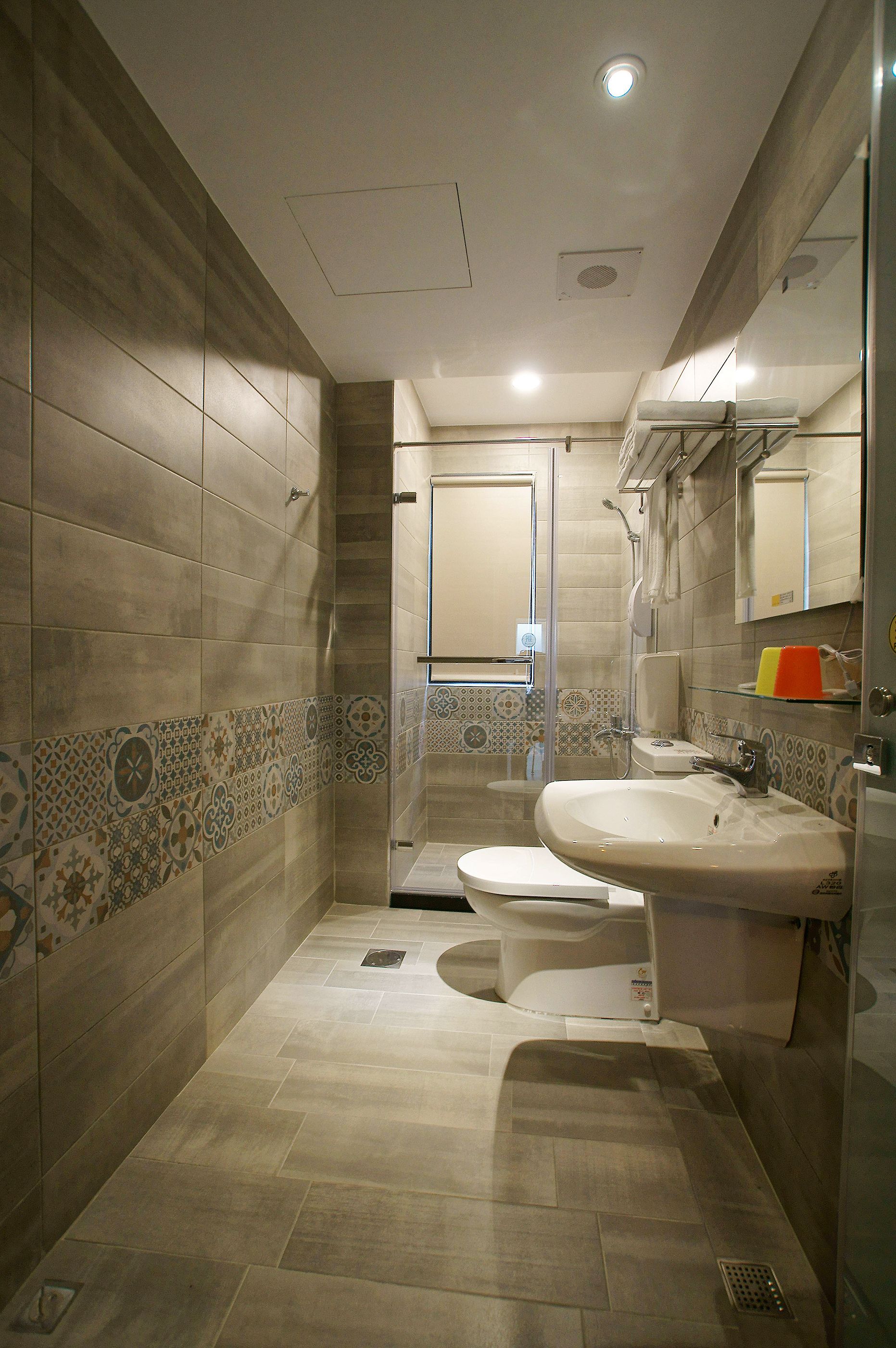Un baño moderno con un lavamanos amplio, inodoro y zona de ducha.