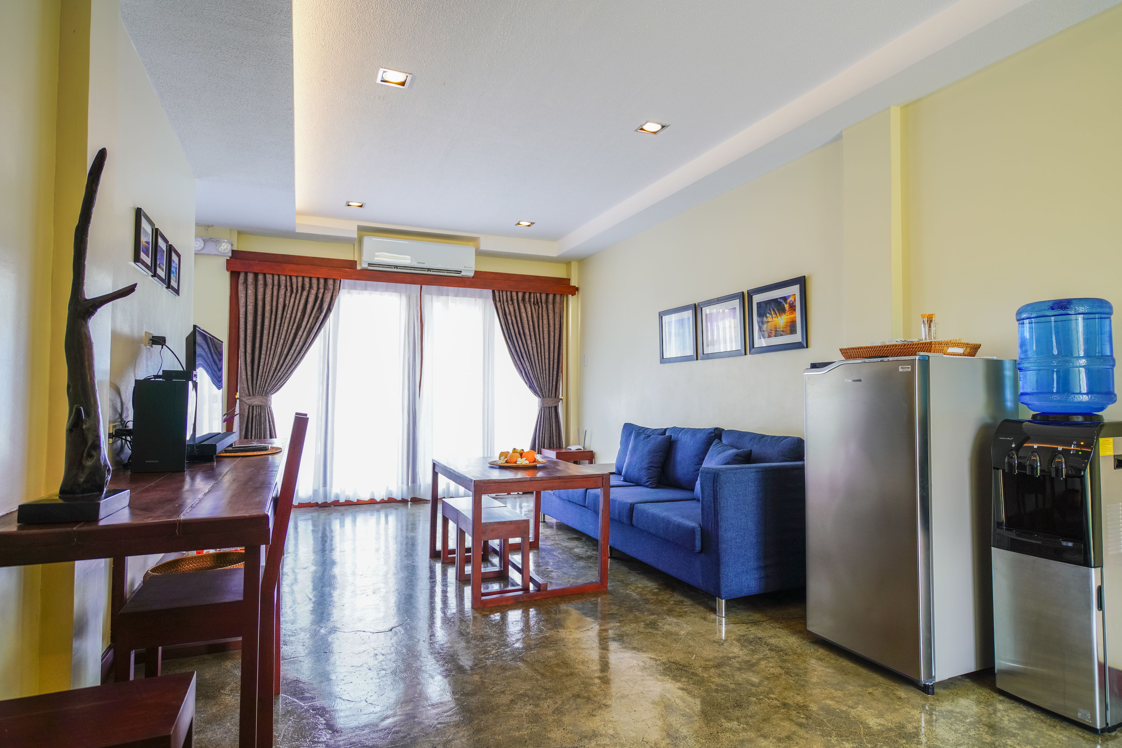suite, 1 bedroom, non smoking, ocean view | living room | 50-inch lcd tv with satellite channels, tv, netflix