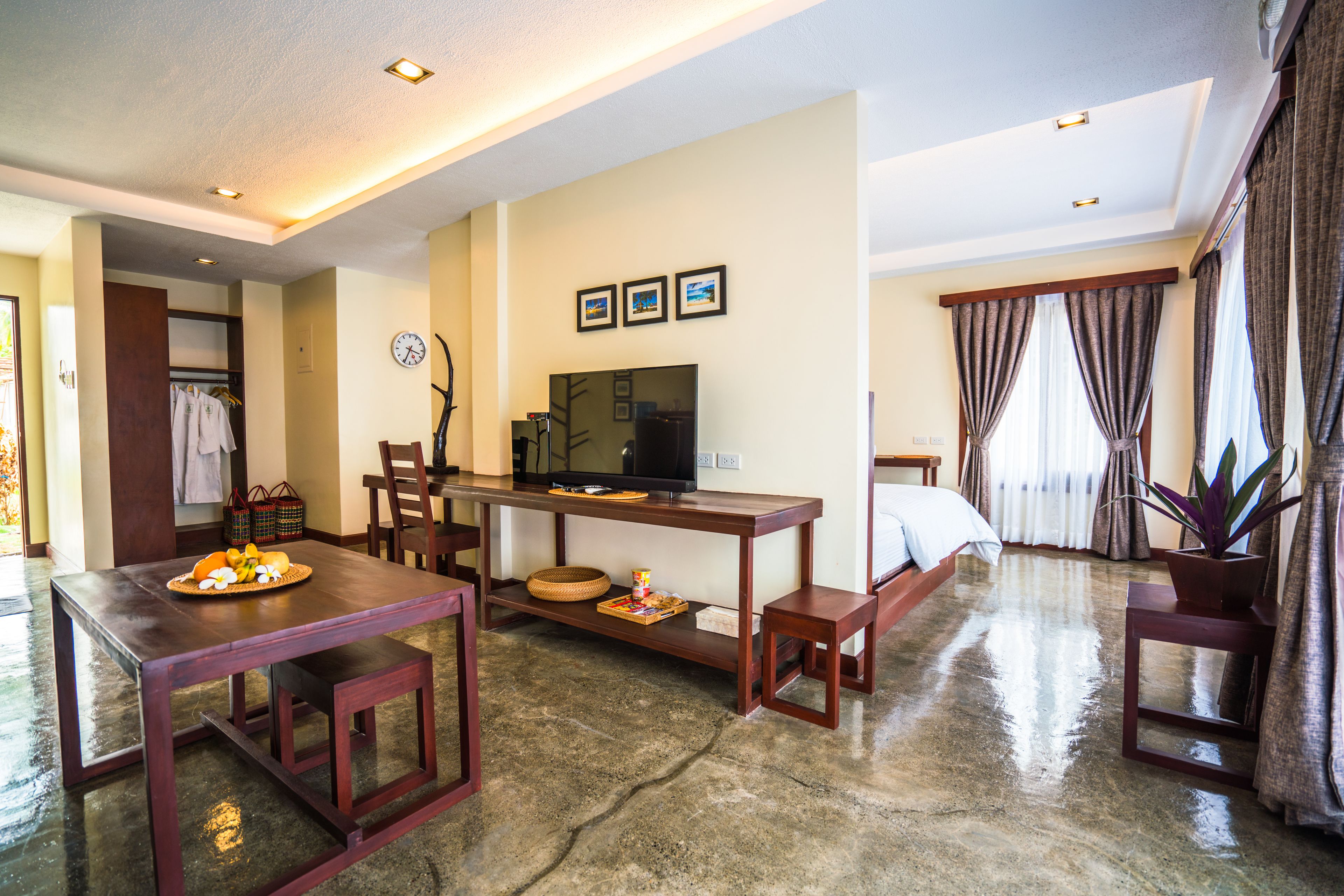 suite, 1 bedroom, non smoking, ocean view | living area | 50-inch lcd tv with satellite channels, tv, netflix