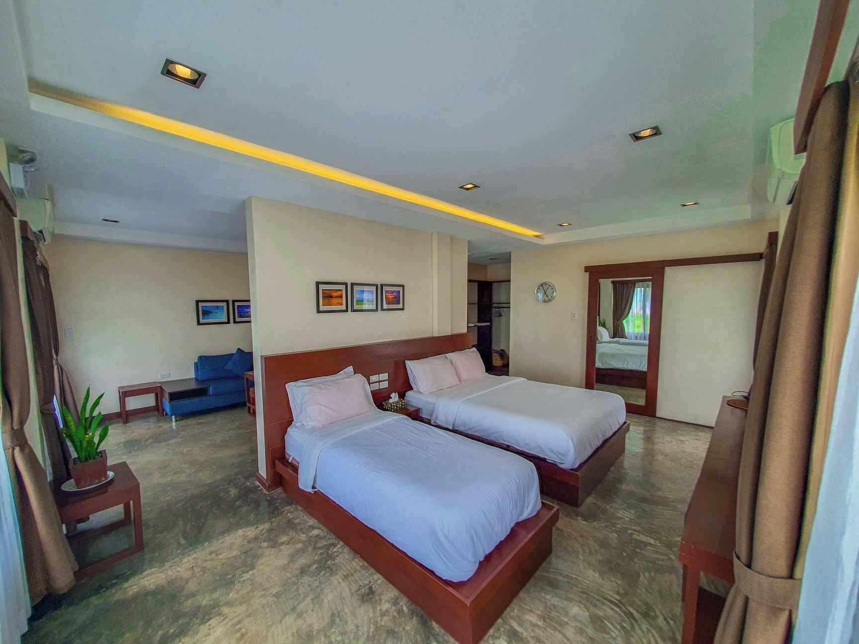 Desk, laptop workspace, soundproofing, free WiFi