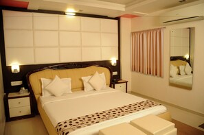 Deluxe Room | Egyptian cotton sheets, premium bedding, down duvets, desk