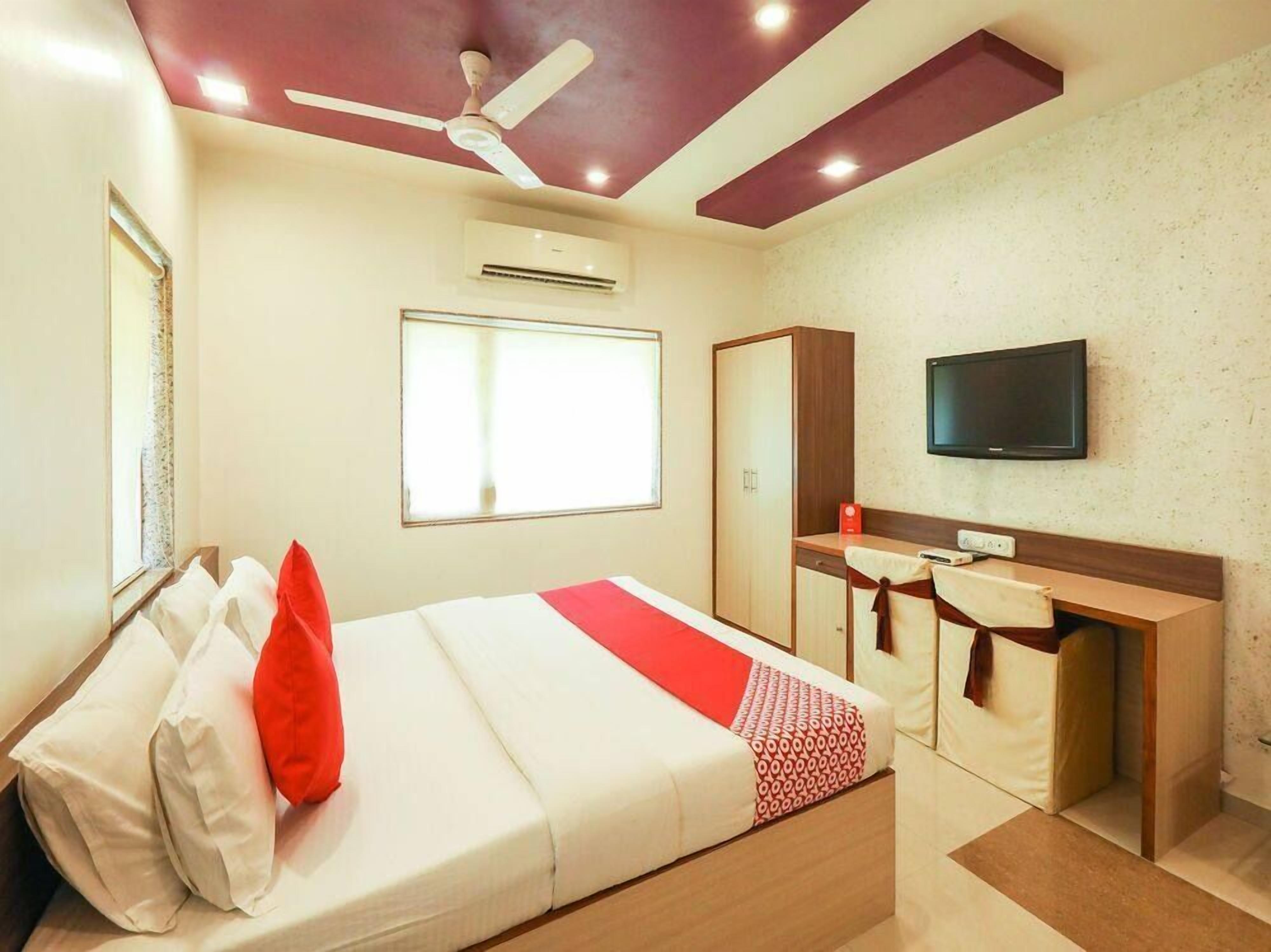 Egyptian cotton sheets, premium bedding, down duvets, desk