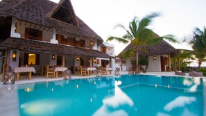 Outdoor pool - Milele Beach Resort (Dongwe)