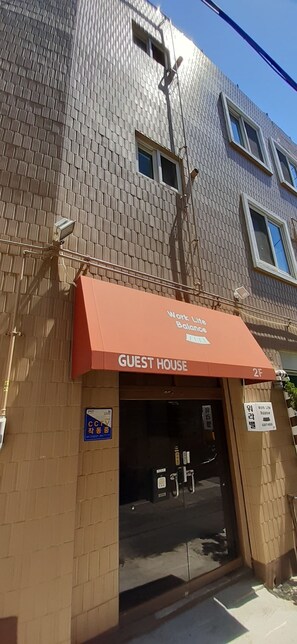 Exterior - Work Life Balance Guesthouse Busan Station - Hostel (Busan)