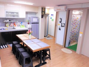 Living area - Work Life Balance Guesthouse Busan Station - Hostel (Busan)