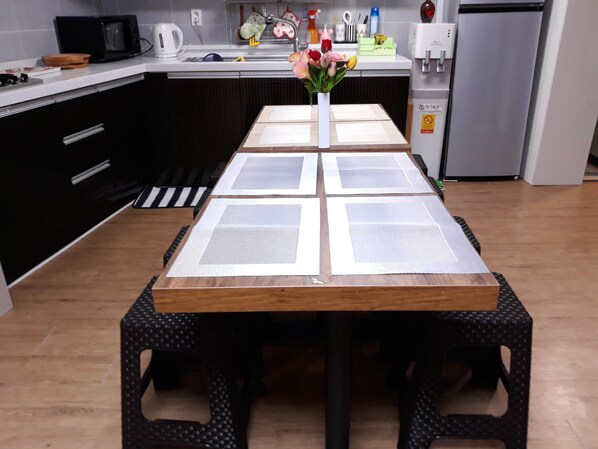 Villa familiar, 3 habitaciones, para no fumadores, cocina | Cocina compartida | Refrigerador con congelador, microondas y parrilla de estufa 